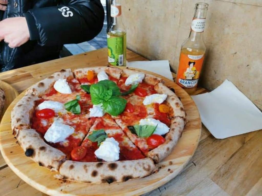 Une pizza à la mozzarella fraîche et au basilic